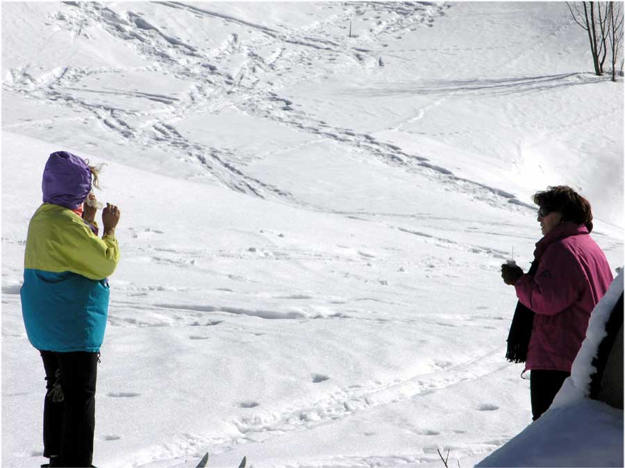 Giunte sul punto più alto della pista, Leondina e Simonetta si rifocillano