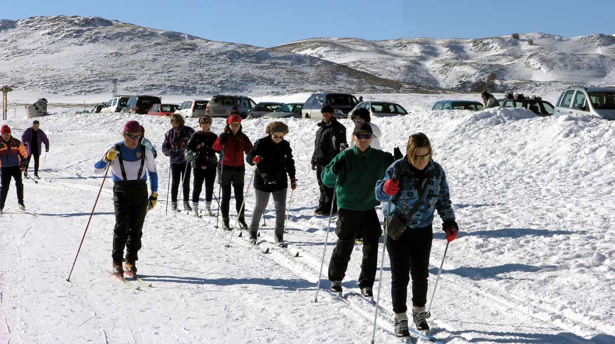 Tutti provano da fermo a slanciare  uno sci