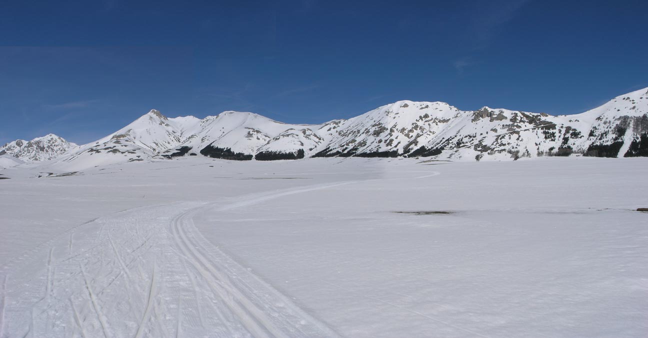 A nord della strada è stata battuta una pista che va verso Fonte Vetica.
