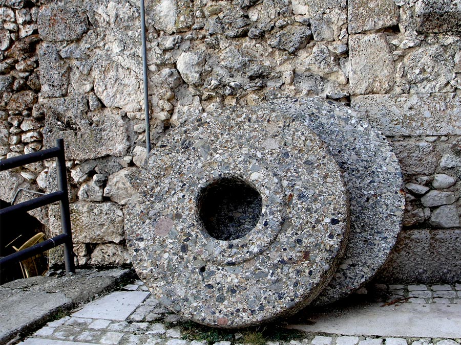 una coppia di macine  all'ingresso del centro storico