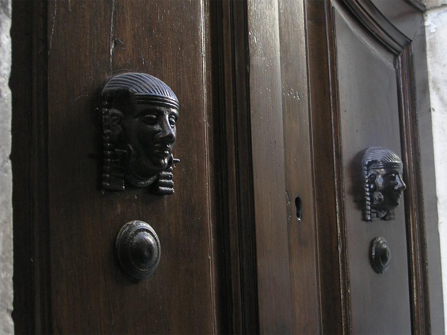 Un particolare della porta della foto precedente