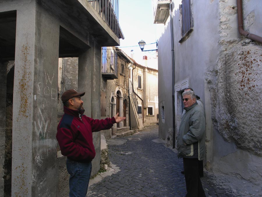 Antonio declama la bellezza  del vecchio borgo!