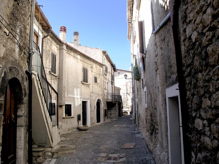 Proseguiamo su via  Duca degli Abruzzi