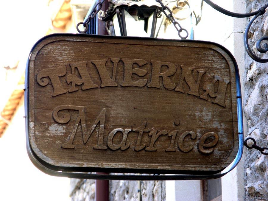 Come dice l'insegna siamo su quella che si chiamava  "via Matrice"
