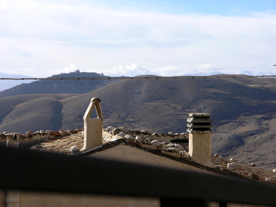 Al di là dei tetti, i pianori brulli