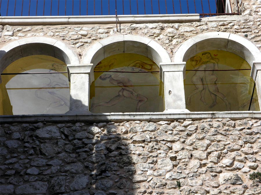 Una galleria di affreschi in fondo a "via del Codacchio". Per ingrandire , cliccare su ogni singolo affresco