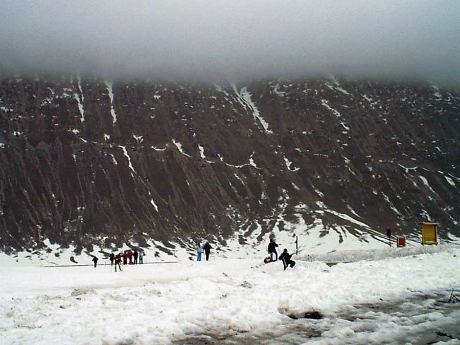 In basso a destra potete vedere le zone in cui la neve ha ceduto il posto all'acqua.