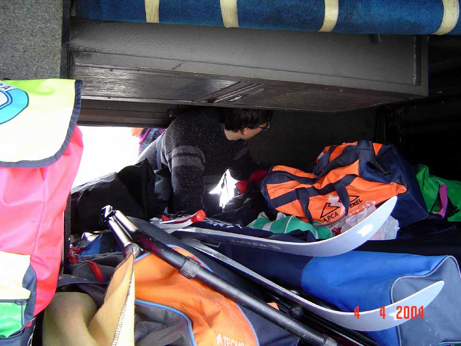Dato che il portellone posteriore non si apre, l'esile Francesco si incarica di arrivare sul fondo del bus.