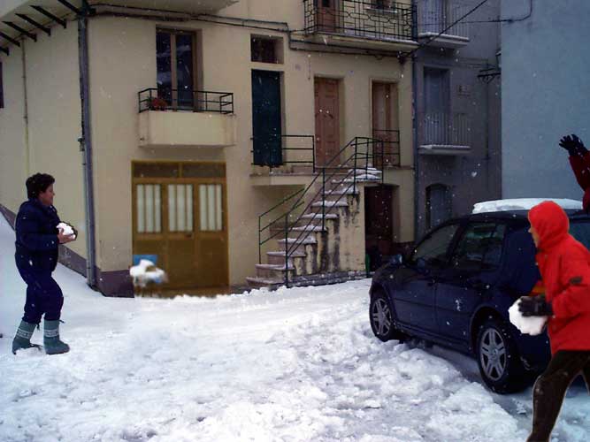 "Cucu!  Vieni fuori ! "Ed ecco che Cappucciotto rosso sbuca da dietro una macchina e passa al contrattacco !