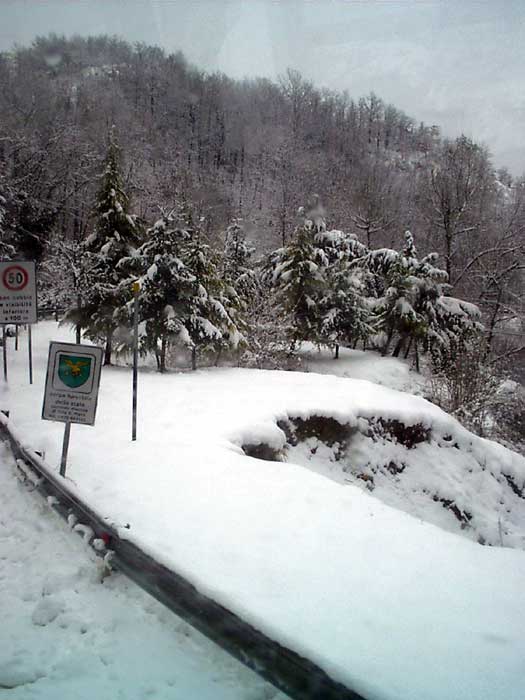Tanta neve sulla strada  ci comincia a preoccupare