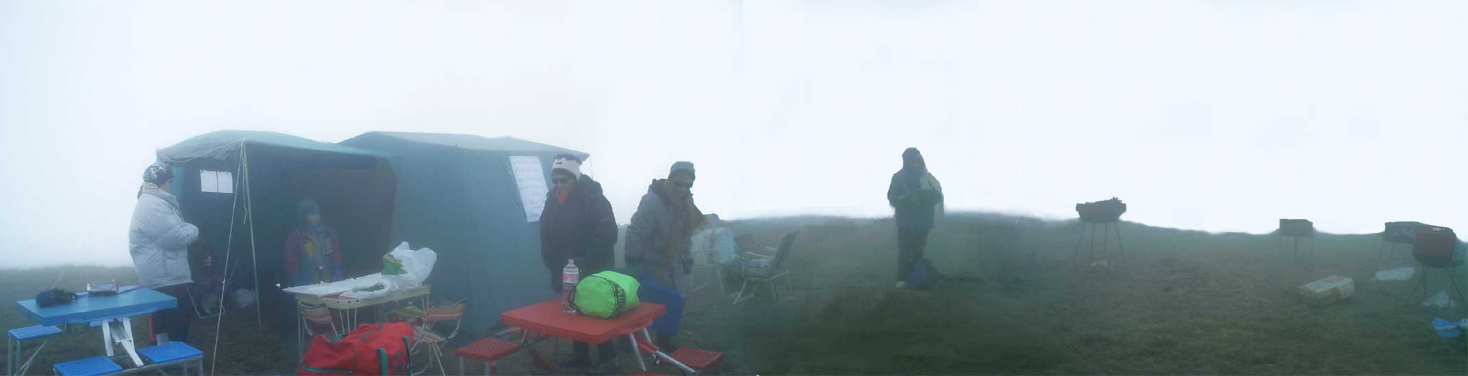 Nel campo base invaso dalla nebbia stiamo cucinando pasta e fagioli. Consultare il menu !
