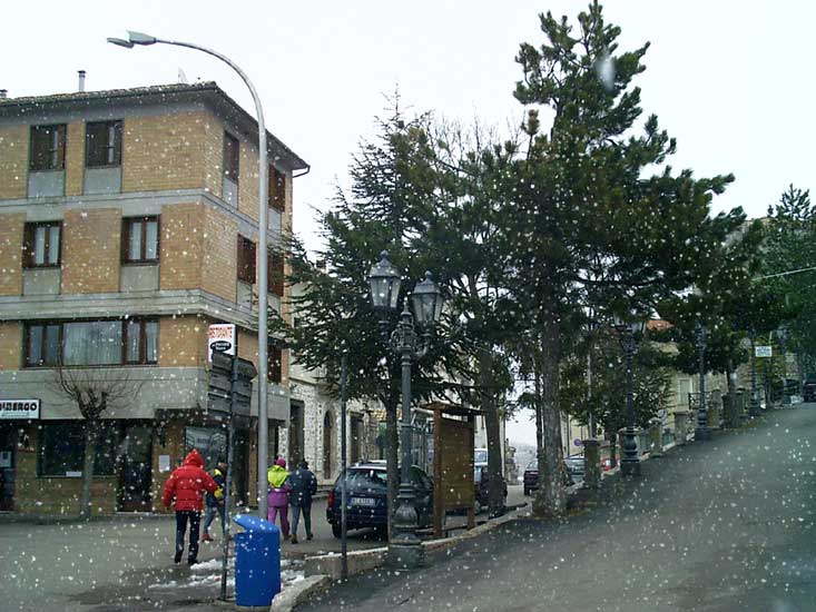 Sole, nebbia  ed ora neve ! 